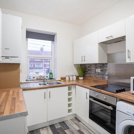 Quiet Neighborhood-Free Parking Apartment Blackpool Luaran gambar