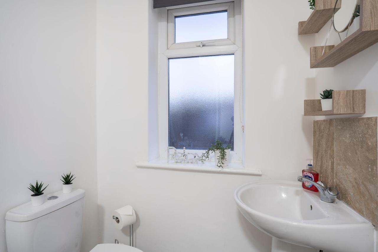 Quiet Neighborhood-Free Parking Apartment Blackpool Luaran gambar