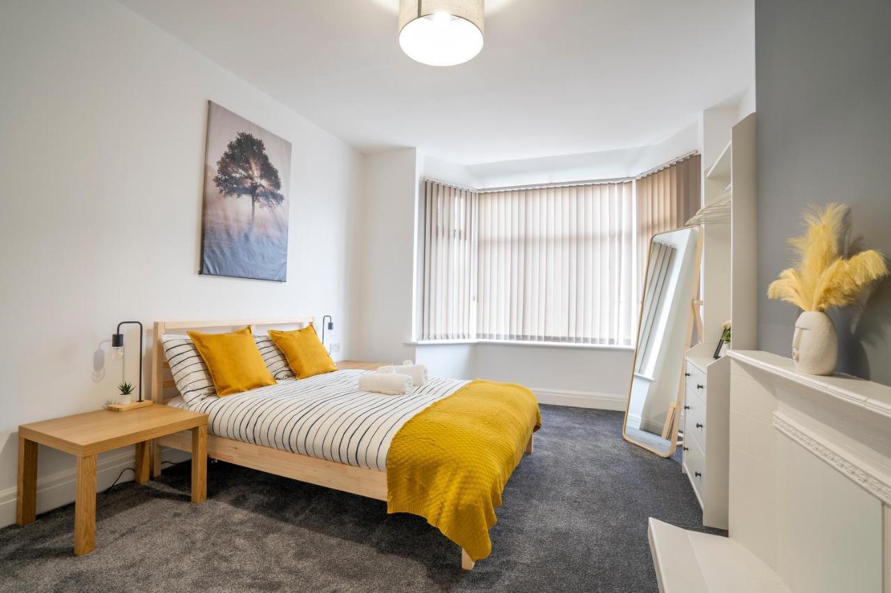 Quiet Neighborhood-Free Parking Apartment Blackpool Luaran gambar