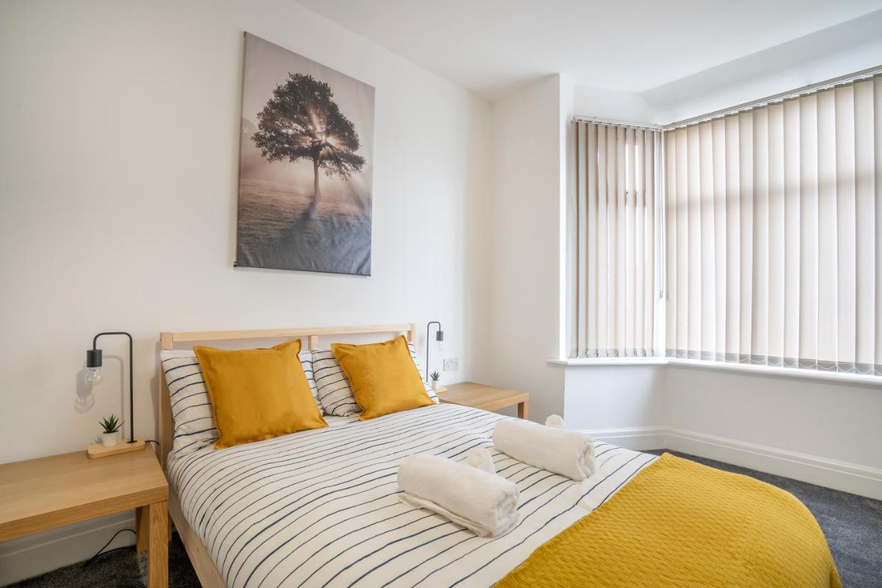 Quiet Neighborhood-Free Parking Apartment Blackpool Luaran gambar