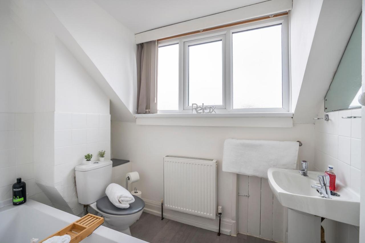 Quiet Neighborhood-Free Parking Apartment Blackpool Luaran gambar