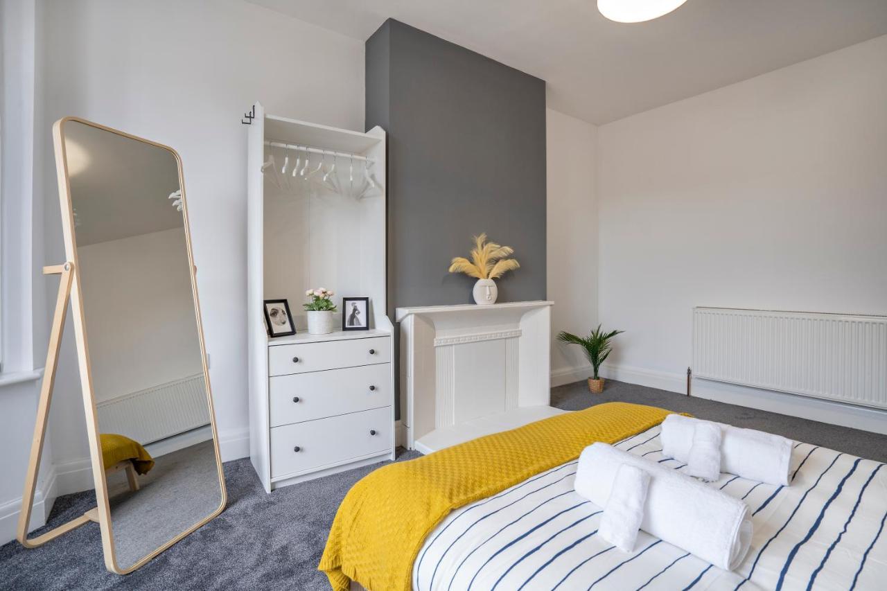 Quiet Neighborhood-Free Parking Apartment Blackpool Luaran gambar