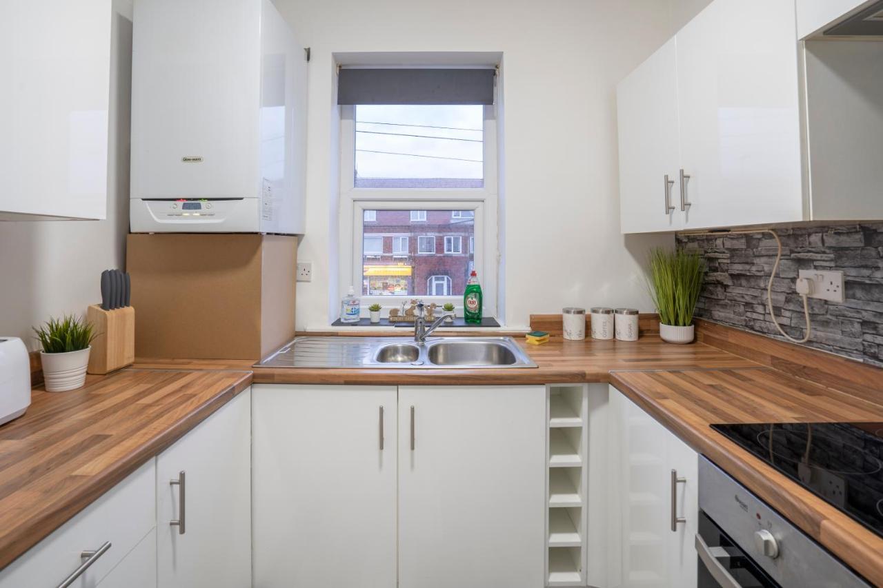Quiet Neighborhood-Free Parking Apartment Blackpool Luaran gambar