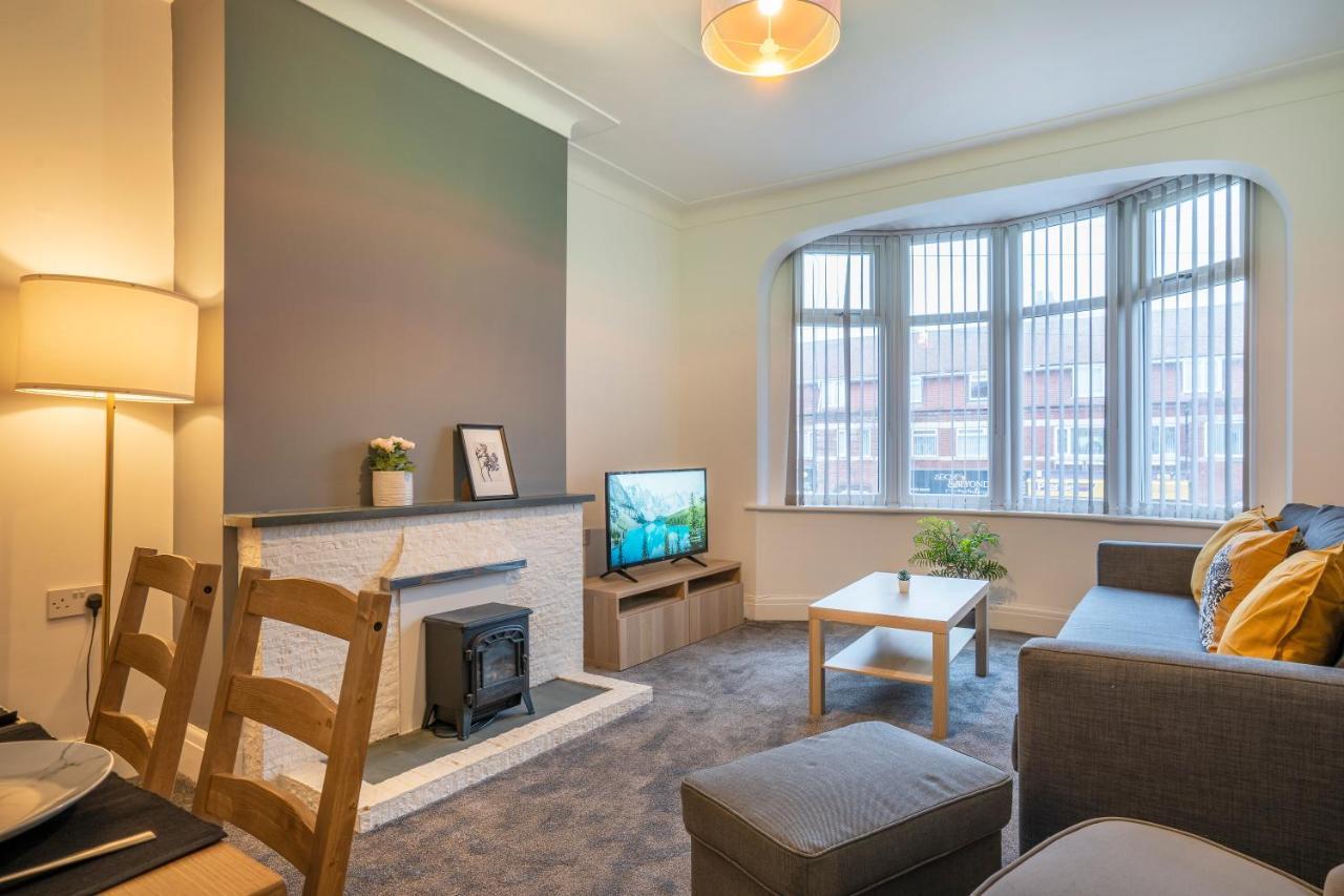 Quiet Neighborhood-Free Parking Apartment Blackpool Luaran gambar
