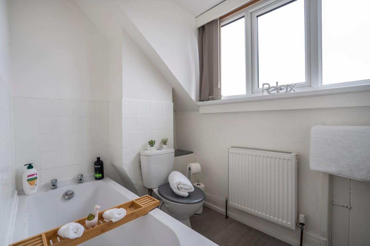 Quiet Neighborhood-Free Parking Apartment Blackpool Luaran gambar